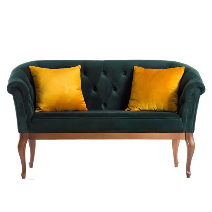 Elegantes Samt-Sofa in Dunkelgrün mit hochgezogenen Armlehnen und zwei goldenen Kissen.