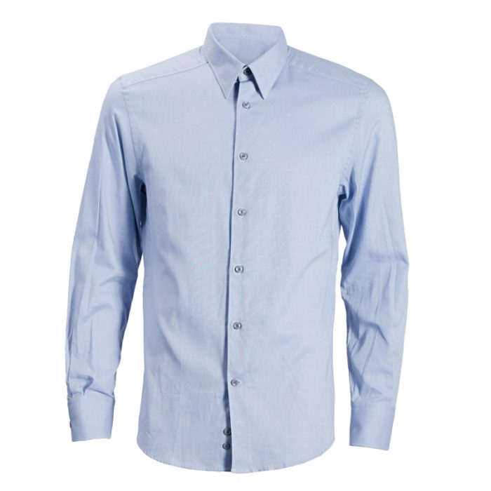 Hellblaues Klassisches Button-Down-Hemd auf weißem Hintergrund.